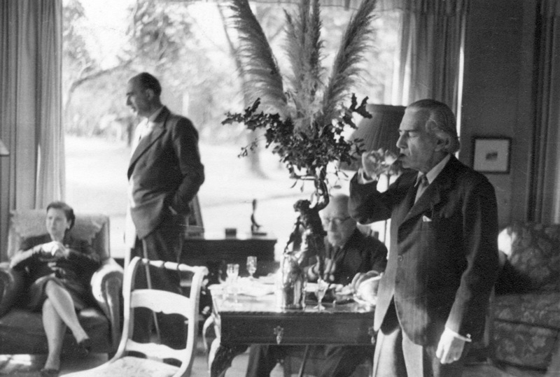 Evaristo Valle y su hermano Antonio (detrás) en La Redonda, c. 1950
